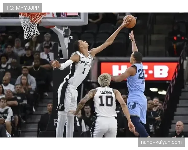 特写：文班亚马追身封盖塔图姆的快攻扣篮，引发马刺主场山呼海啸